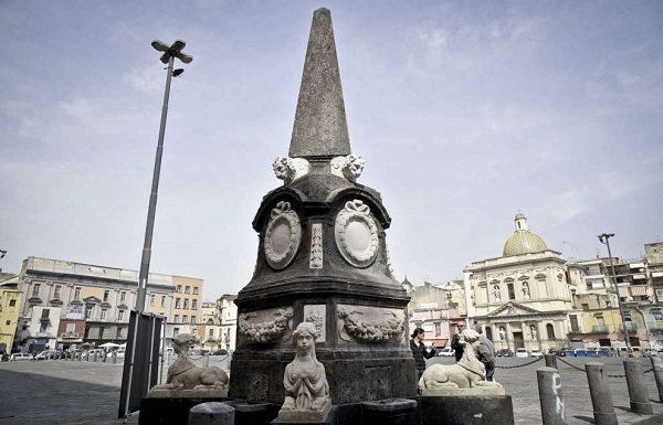 francesco-securo-fontana-piazza-mercato-napoli