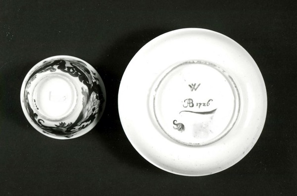 tazza-con-piattino-manifattura-du-paquier-1725-ignaz-bottengruber-1726-met-new-york