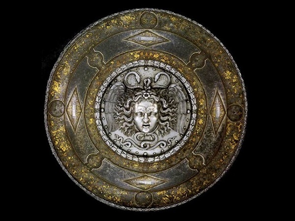 filippo-negroli-scudo-di-carlo-v-testa-di-medusa-acciaio-argento-oro-1541-madrid-real-armería-patrimonio-nacional